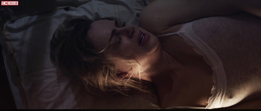 Amanda Pereira exposed ass