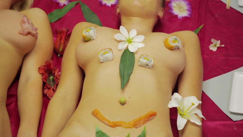 Anna Beletzki in a short skirt breasts Anna Beletzki in a short skirt breasts