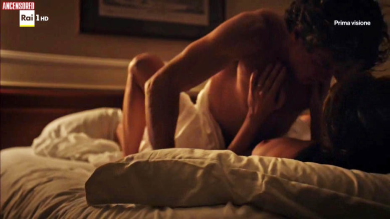 Anna Valle breasts 22