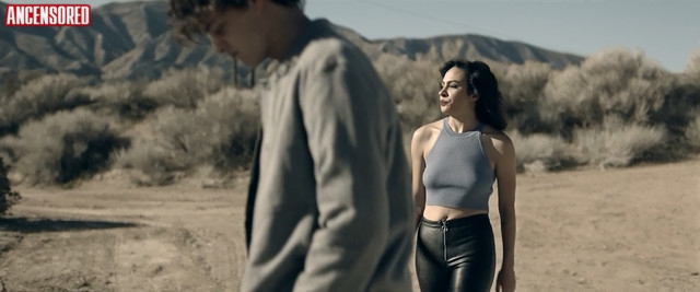 Aurora Perrineau legs