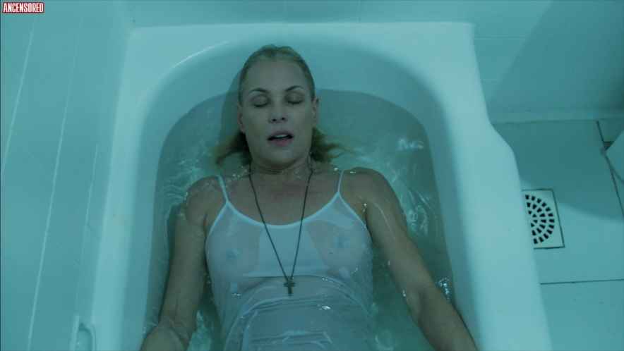 Carolina Ferraz in lingerie