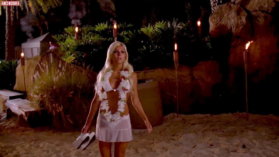 Cassie Scerbo no underwear