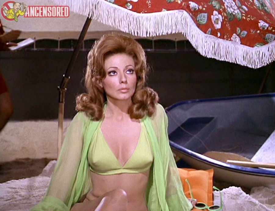 Claudie Lange no panties 76