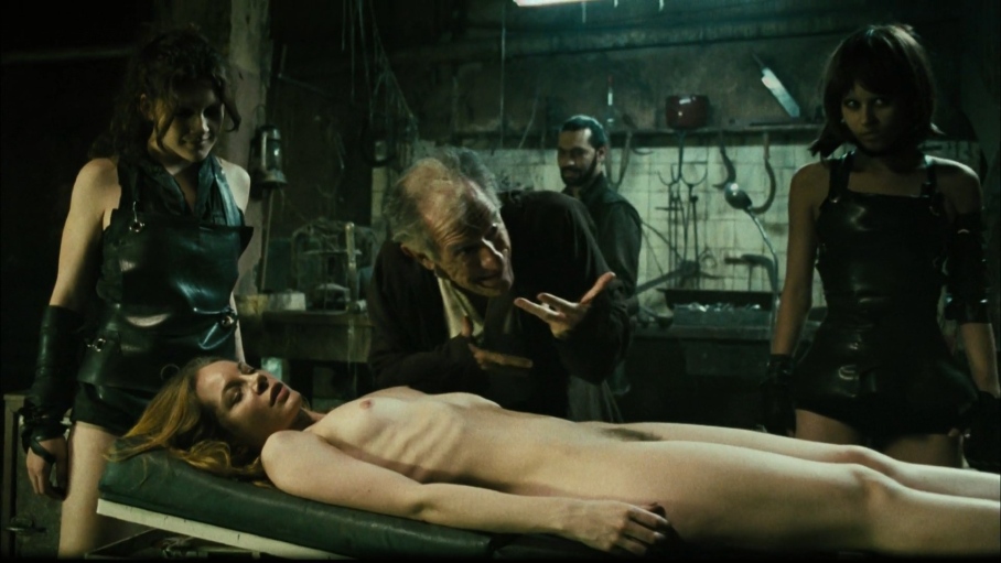 Cleo De Paris buttocks are visible