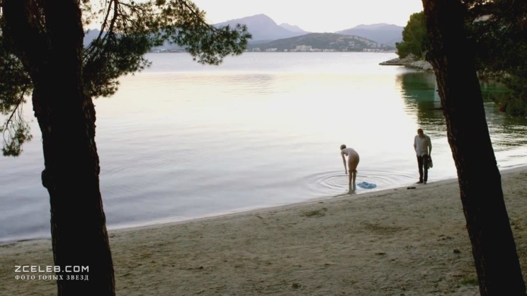 Elizabeth Debicki naked