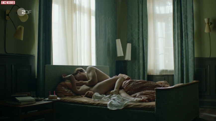 Friederike Ott no underwear