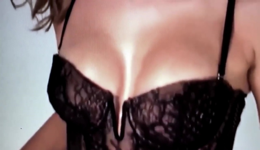 Hailey Baldwin no panties