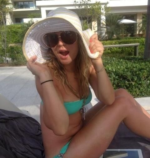 Kaley Cuoco no panties 13