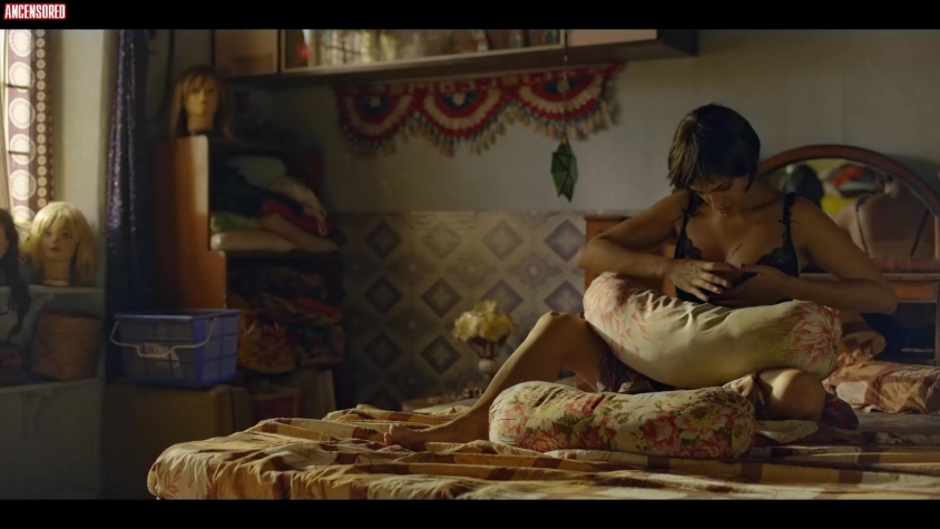 Kubra Sait buttocks are visible