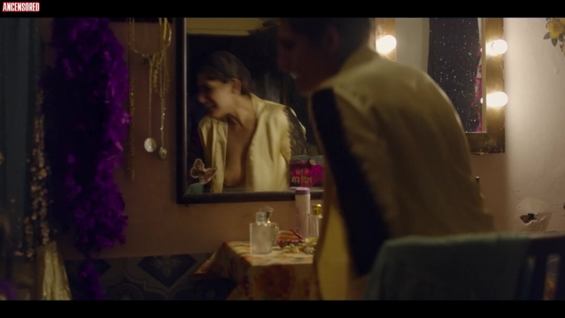 Kubra Sait photos between the legs