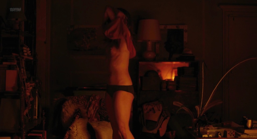 Laetitia Dosch photos between the legs