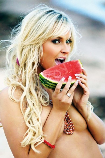 Laura KRgemE no panties 95