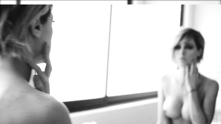 Lia Ferr no underwear