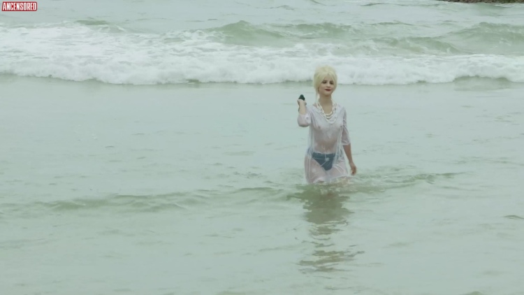 Louise Clos naked breasts 41