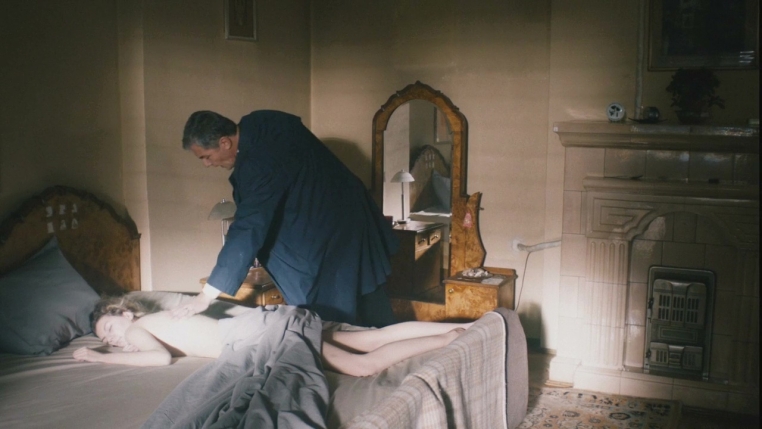 Magda Dimitrescu pantyhose