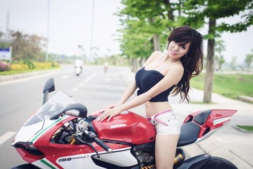 Mai Tho in a short skirt breasts 13 Mai Tho in a short skirt breasts 13