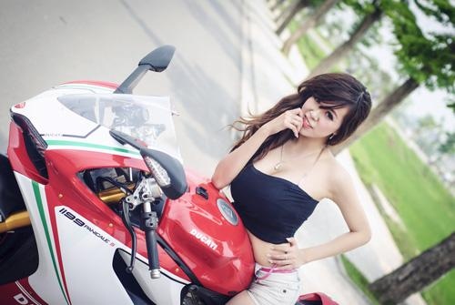 Mai Tho in a short skirt breasts 77 Mai Tho in a short skirt breasts 77