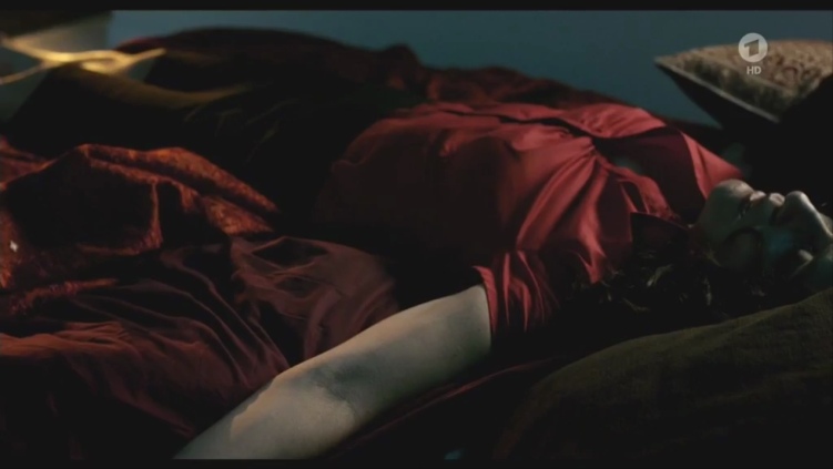 Meral Perin in a short skirt breasts Meral Perin in a short skirt breasts