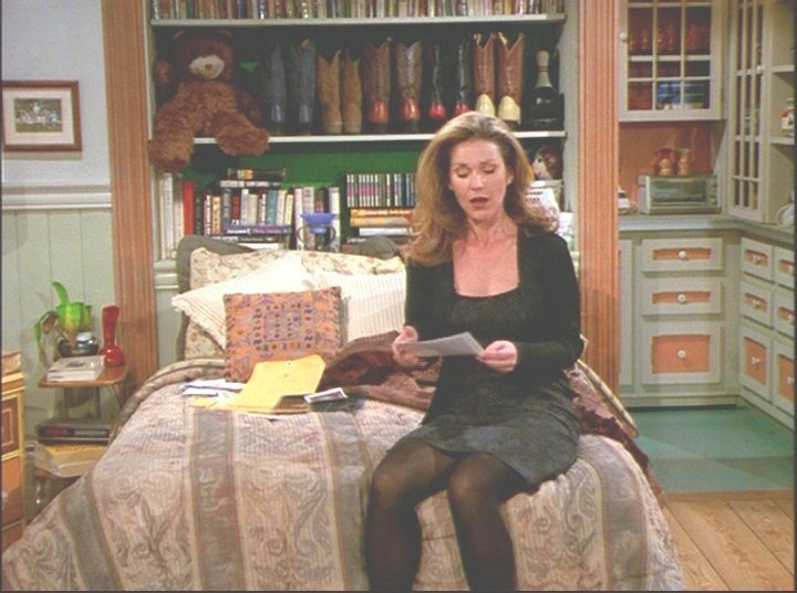 Peri Gilpin no underwear