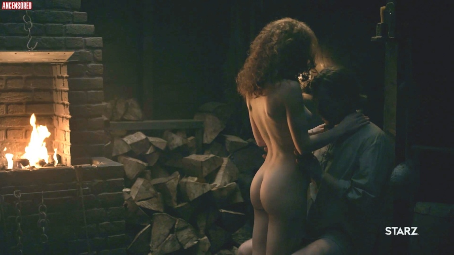 Sophie Skelton breasts