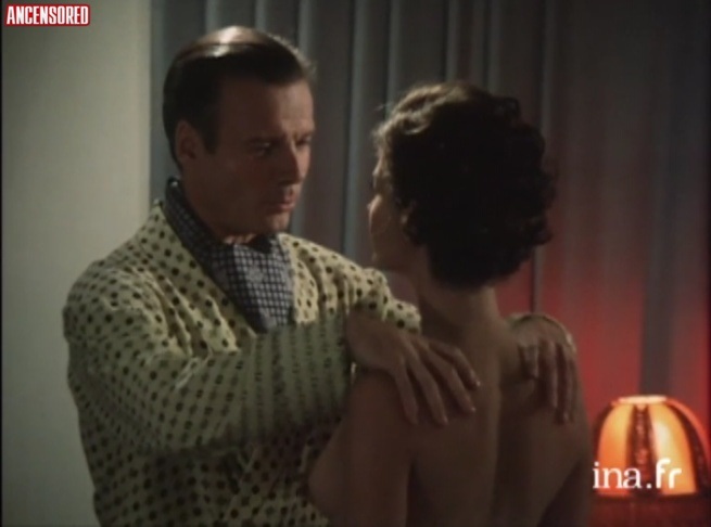 Yolande Folliot buttocks are visible 28